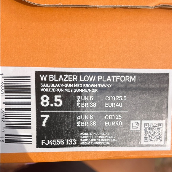 Nike White and Black Women's Sneakers - Picture 4 of 4